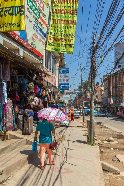 Drukke straat van Kathmandu, de hoofdstad van Nepal. — Stockfoto