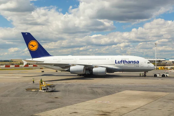 Niemcy, Frankfurt nad Menem - 08 września 2017: samolot linii Lufthansa — Zdjęcie stockowe