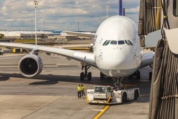 Deutschland, frankfurt - 08 september 2017: flugzeuglinie lufthansa — Stockfoto