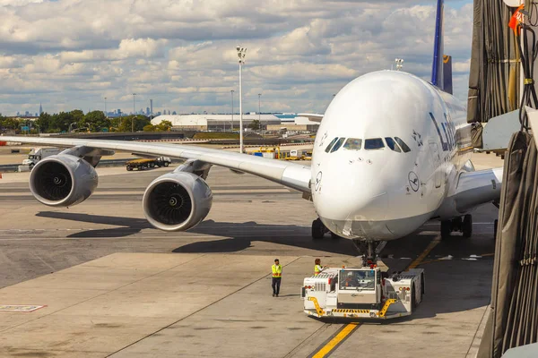 Німеччина, Франкфурт - 08 вересня 2017 року: літак лінії Lufthansa — стокове фото