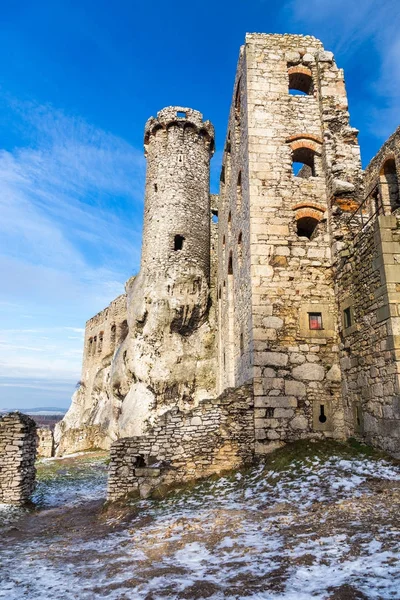 Ruinas del castillo Ogrodzieniec en temporada de invierno. Polonia — Foto de Stock