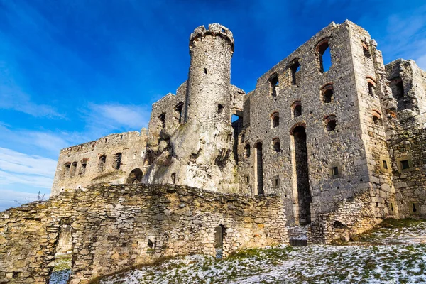 Ruinas del castillo Ogrodzieniec en temporada de invierno. Polonia — Foto de Stock