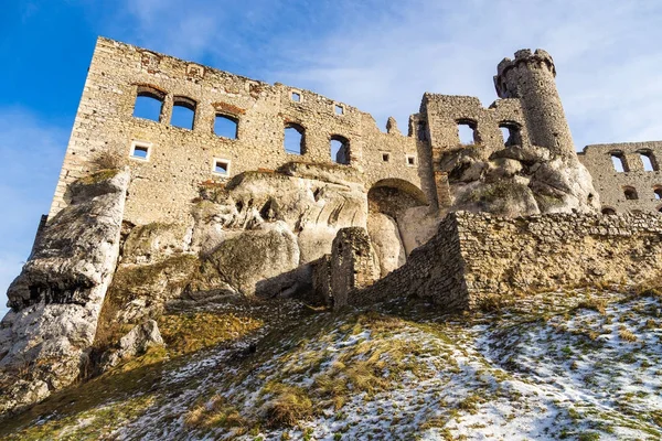 Руины замка Огродзениц в зимний сезон. Польша — стоковое фото