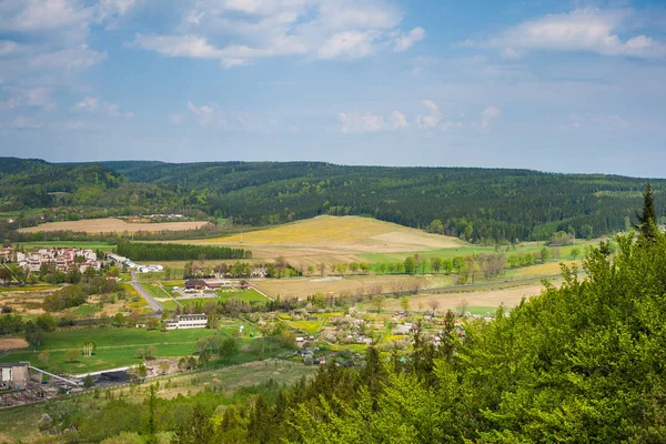 Vila de Szczytna de cima em Montanhas de Stolowe — Fotografia de Stock