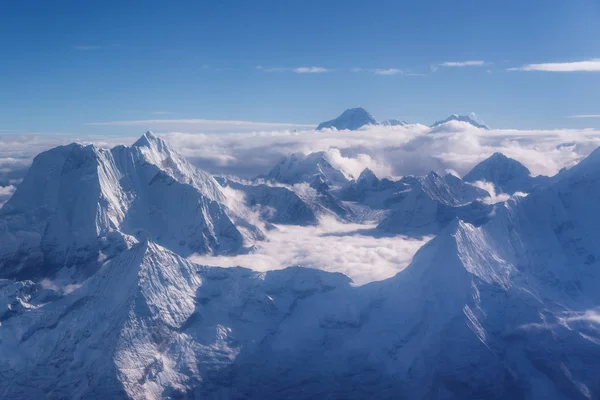 Gipfel des Himalaya-Gebirges, Blick aus dem Flugzeug der Yeti Airlines. — Stockfoto
