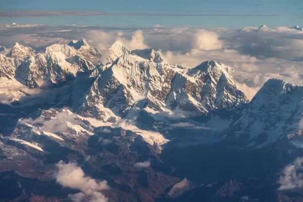 Gipfel des Himalaya-Gebirges, Blick aus dem Flugzeug der Yeti Airlines. — Stockfoto