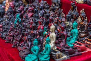 Buda heykelcikleri Nepal'den sokak standı.