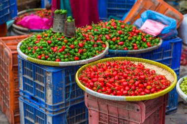 Katmandu, Nepal sokaklarında yerel gıda ile stand.