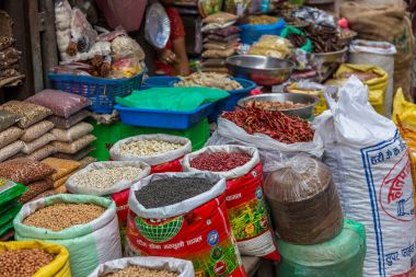 Katmandu, Nepal sokaklarında yerel gıda ile stand.
