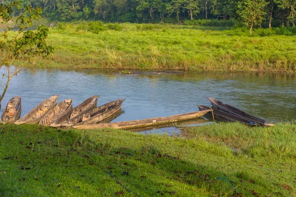 Royal Chitwan Milli Parkı, Nepal: Rapti nehirde tekneler — Stok fotoğraf