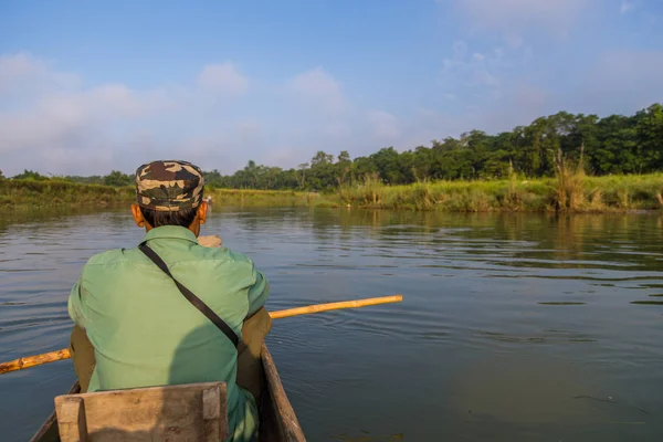 Guide safari en canoë dans la rivière Rapti au Népal — Photo