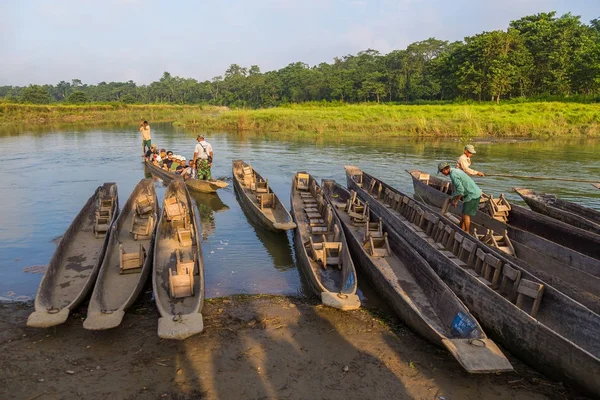 Safari en canoë-kayak sur des bateaux en bois sur la rivière Rapti . — Photo