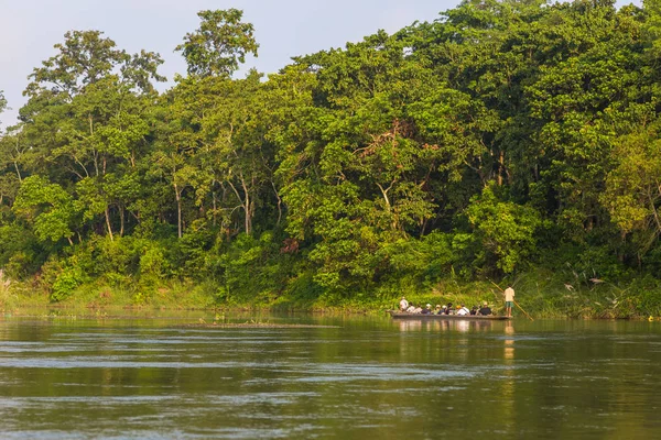 Touristen auf Kanu-Safari auf Holzbooten auf dem Fluss Rapti. — Stockfoto