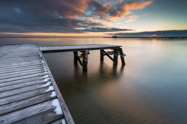 Sopot dondurulmuş küçük iskelede sabah erken.