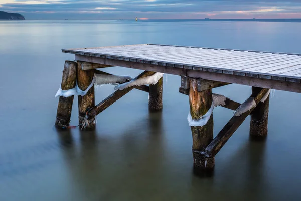 Sopot dondurulmuş küçük iskelede sabah erken. — Stok fotoğraf