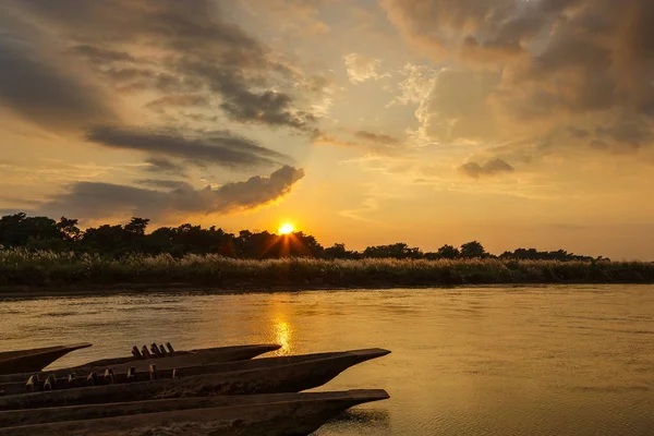 Coucher de soleil sur la rivière Rapti à Sauraha . — Photo