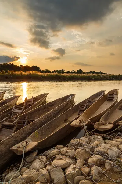 Günbatımı Sauraha: Rapti Nehri üzerinde.