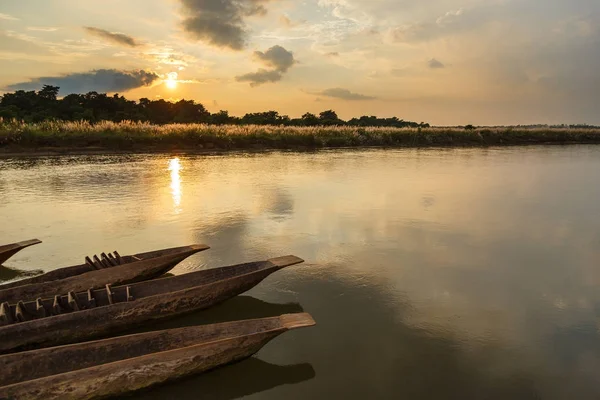 Sonnenuntergang über dem Fluss Rapti in Sauracha. — Stockfoto