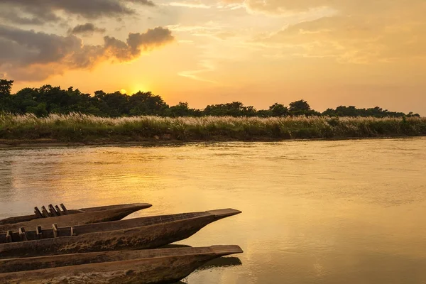 Sonnenuntergang über dem Fluss Rapti in Sauraha. — Stockfoto