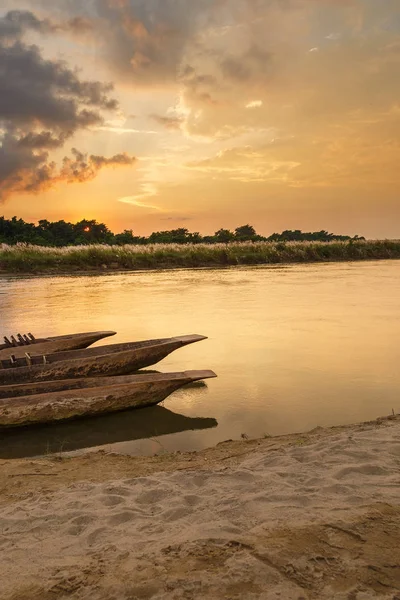 Sonnenuntergang über dem Fluss Rapti in Sauraha. — Stockfoto