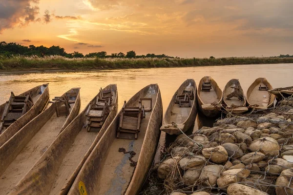 Sonnenuntergang über dem Fluss Rapti in Sauraha. — Stockfoto