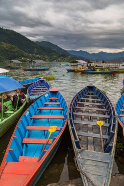 Turist Phewa lakeside Pokhara içinde sandal sembolü.
