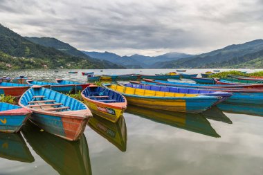 Phewa göl Pokhara içinde sandal sembolü.