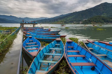 Turist Phewa lakeside Pokhara içinde sandal sembolü.