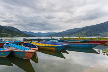 Phewa göl Pokhara içinde sandal sembolü.