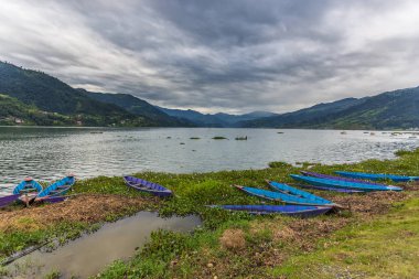 Phewa göl Pokhara içinde sandal sembolü.