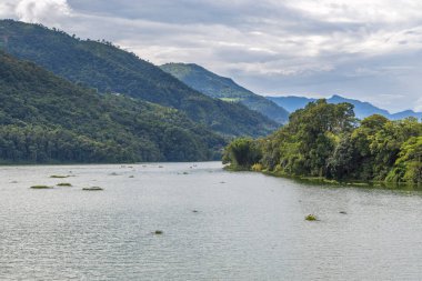 Pokhara Phewa Gölü tarafında göl manzarası