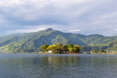 Pokhara Phewa Gölü tarafında göl manzarası