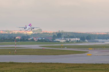 Uçak Havaalanı Pist kalktıktan arası Wizzair satır