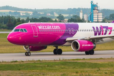 Uçak arası Wizzair Havaalanı pist üzerinde Taksilemek satır.