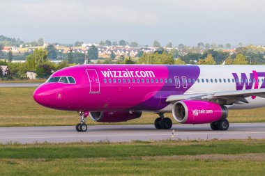 Uçak arası Wizzair Havaalanı pist üzerinde Taksilemek satır.
