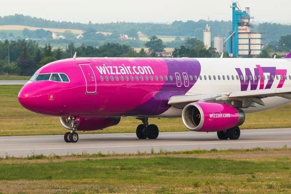 Linia de aeronave Wizzair taxează pe pista aeroportului . — Fotografie, imagine de stoc