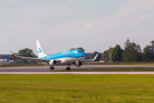 Ligne aérienne KLM atterrissant à l'aéroport de Lech Walesa — Photo