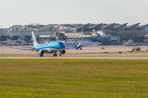 Самолет линии KLM взлет из аэропорта Лех Валенса — стоковое фото