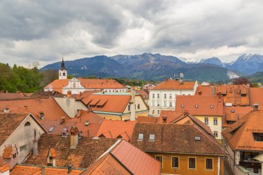 Kamnik city scape ve arka plan, Alpler.