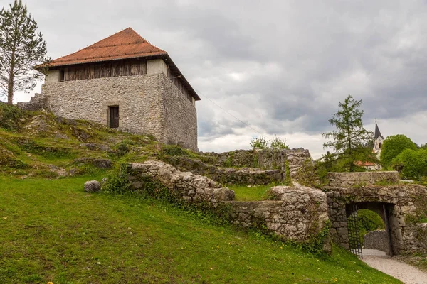 Las ruinas del pequeño castillo de Kamnik , — Foto de Stock