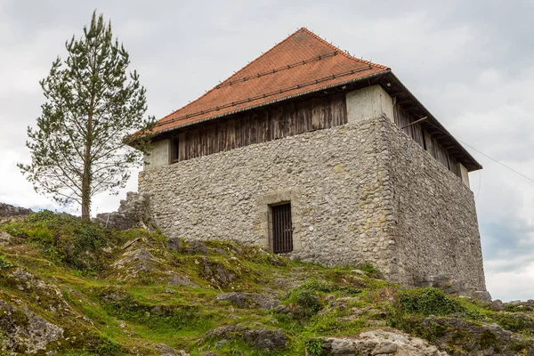 Las ruinas del pequeño castillo de Kamnik , — Foto de Stock