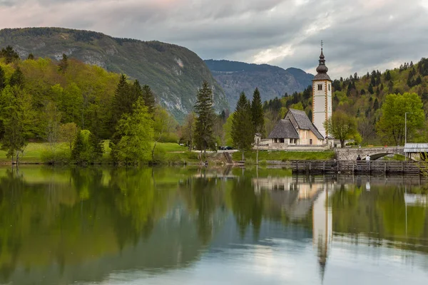 Johannes döparens kyrka på sjön Bohinj — Stockfoto