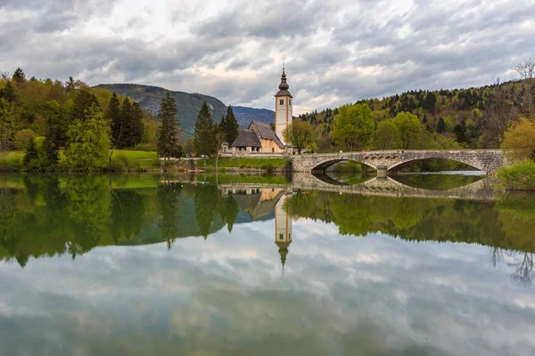 Iglesia de Juan Bautista en el Lago Bohinj — Foto de Stock