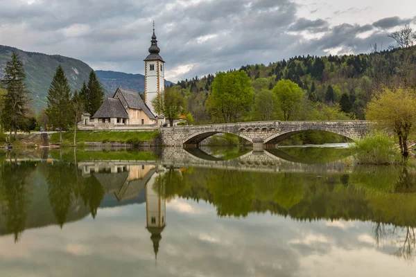 Iglesia de Juan Bautista en el Lago Bohinj — Foto de Stock