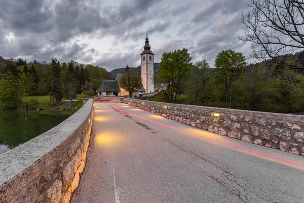 Johannes döparens kyrka på sjön Bohinj — Stockfoto