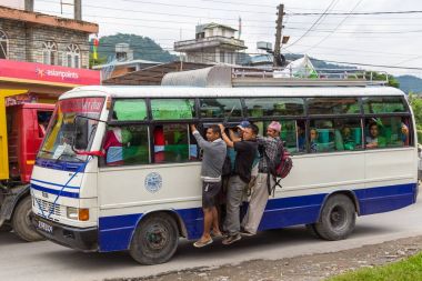 Sokakta yerel otobüs Pokhara, Nepal.