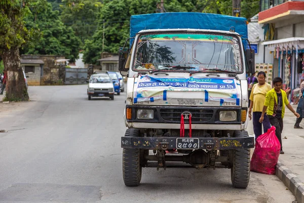 Nepalese vrachtwagen op de weg in de straat gelegen in Pokhara — Stockfoto