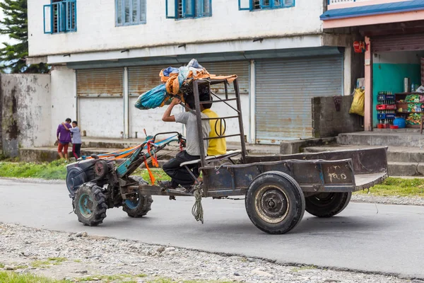 Tweewielige trekker op de straten van Pokhara. — Stockfoto