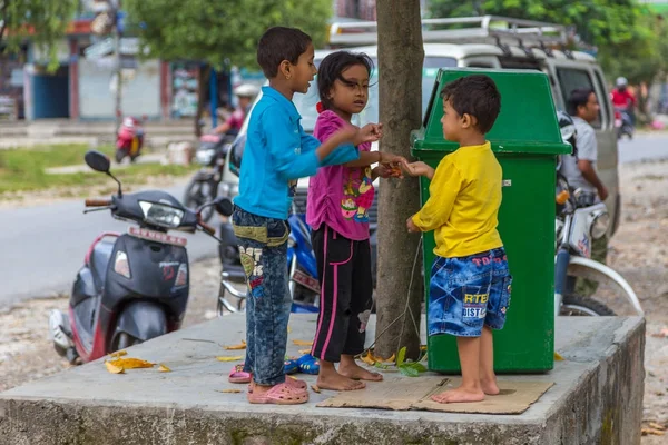 La population locale dans la rue de Pokhara — Photo