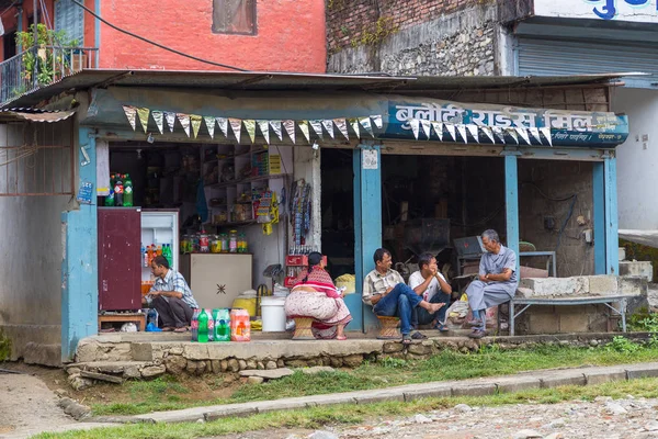 Lokale mensen op de straat van Pokhara — Stockfoto